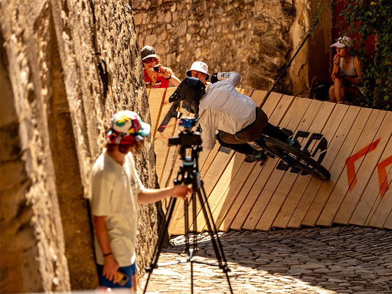 En avant @thomas_bruas - Crest DH Urban Race - backevent